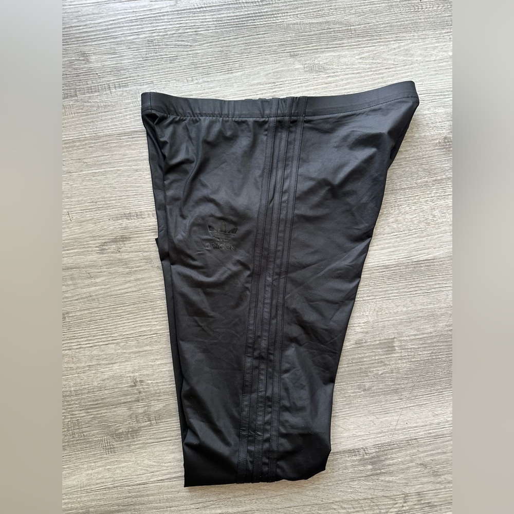 Adidas Black leggings sz M active wear spots chic